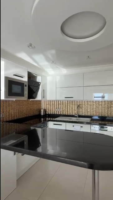 Просторная меблированная квартира 1+1 у моря в комплексе Yenisey 4, Mahmutlar Аланья