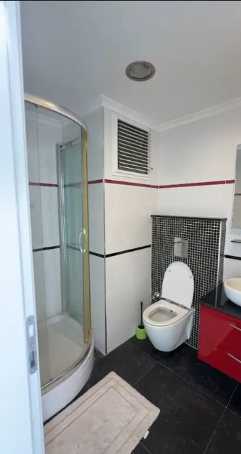 Просторная меблированная квартира 1+1 у моря в комплексе Yenisey 4, Mahmutlar Аланья