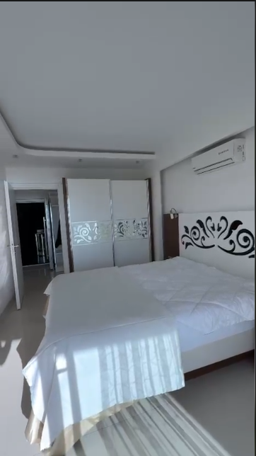 Просторная меблированная квартира 1+1 у моря в комплексе Yenisey 4, Mahmutlar Аланья